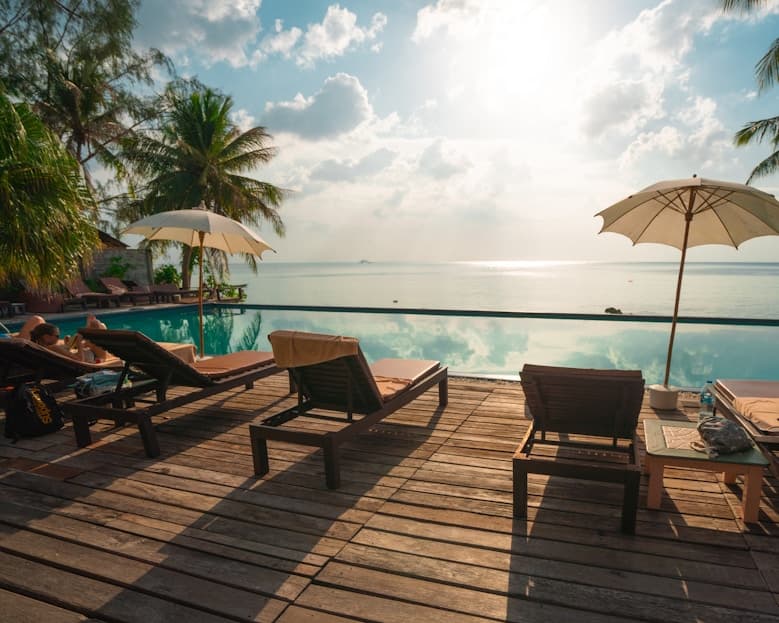 Tropisches Resort mit Infinity-Pool und Meerblick