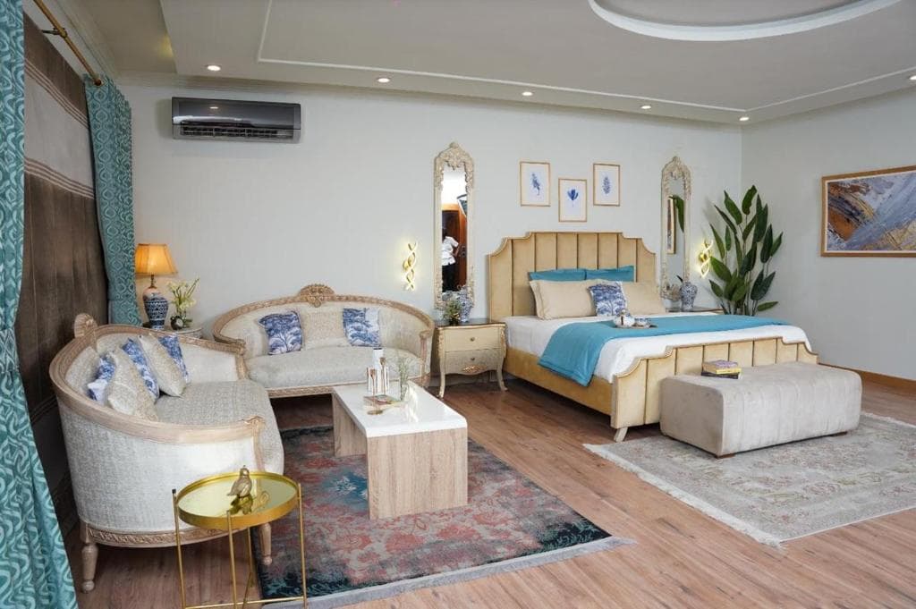 Luxuriöse Boutique-Hotel-Suite mit eleganter Sitzecke