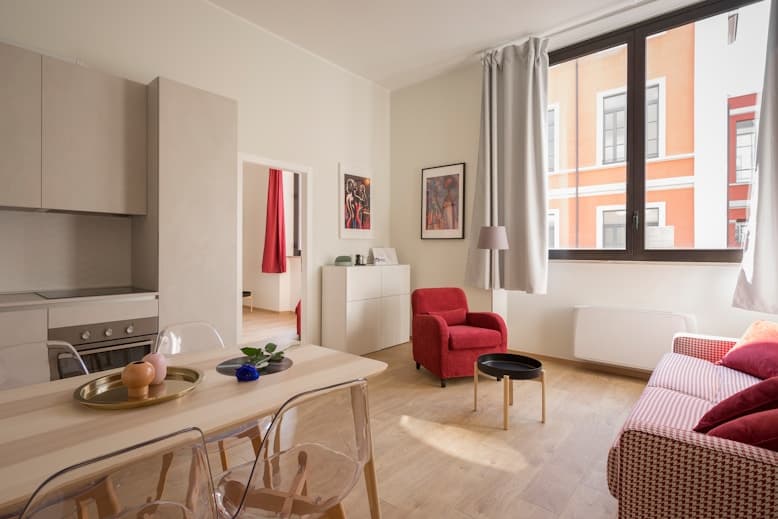 Helles, modernes Serviced-Apartment mit Wohn- und Essbereich