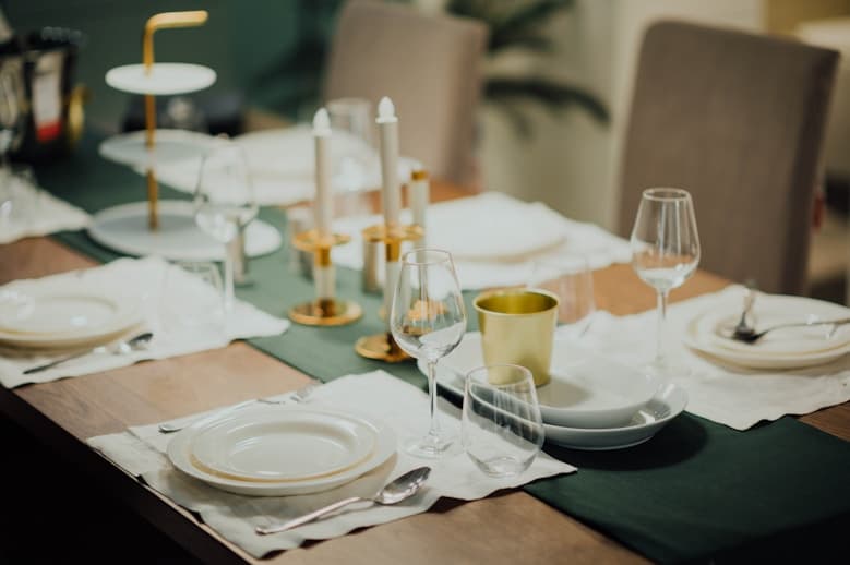 Gehobenes Restaurant-Tischsetting für Hospitality-Betriebe