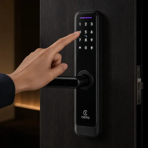 Finger gibt einen PIN-Code am Crito Lock-Tastenfeld ein